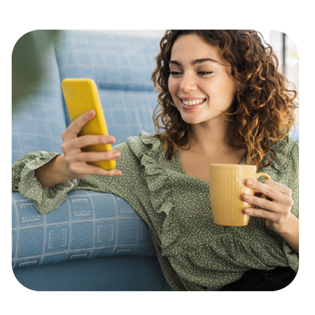 Mujer con celular en mano