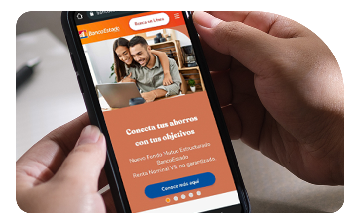 Manos sosteniendo celular navegando por sitio web Ahorro e Inversión de BancoEstado