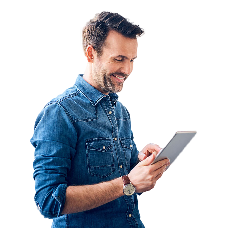 Hombre sonriendo haciendo una inversión en su tablet 