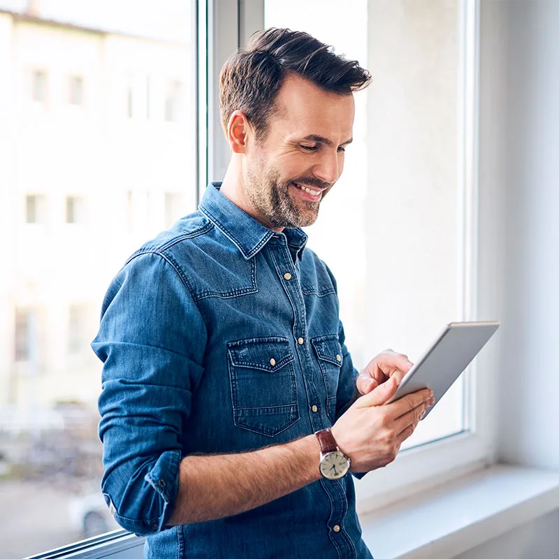 Hombre con Tablet en mano