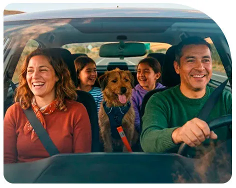 Familia en auto feliz