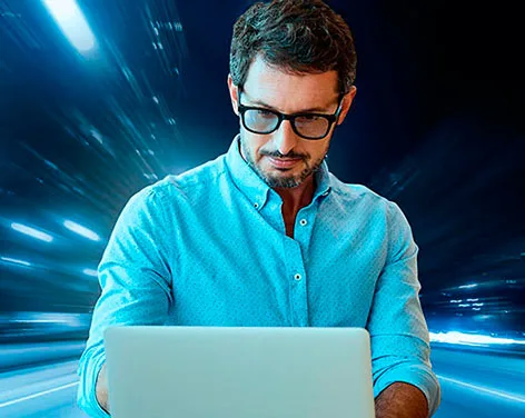 Hombre mirando computador
