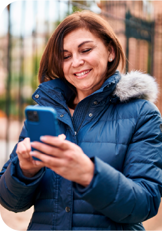 Mujer con celular revisando su cupón de Gas Licuado