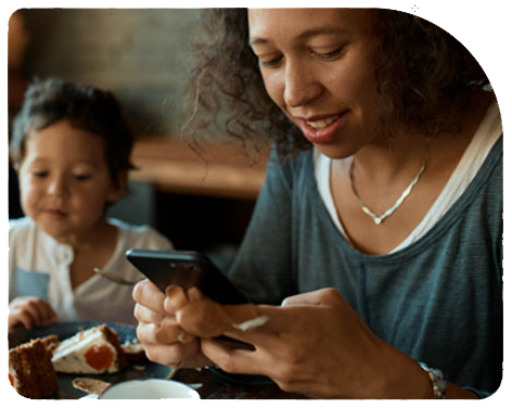 Mujer revisando con el celular su APV