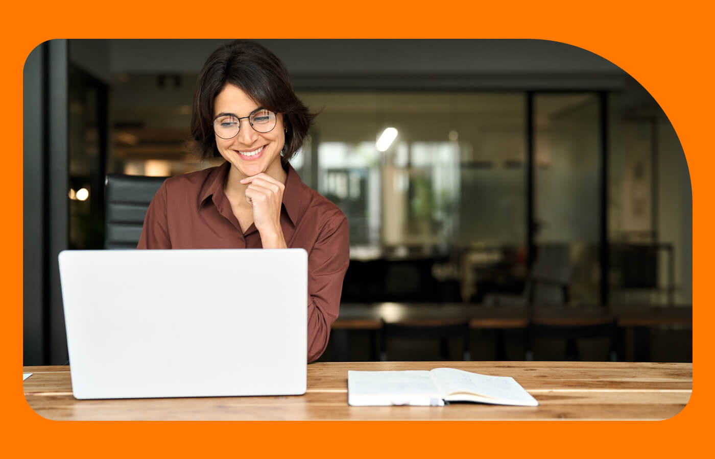 Mujer en computador invirtiendo en BancoEstado