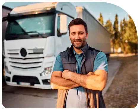 Camionero posando con su camión