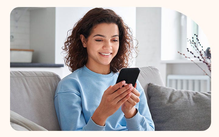 Mujer con un celular en la mano