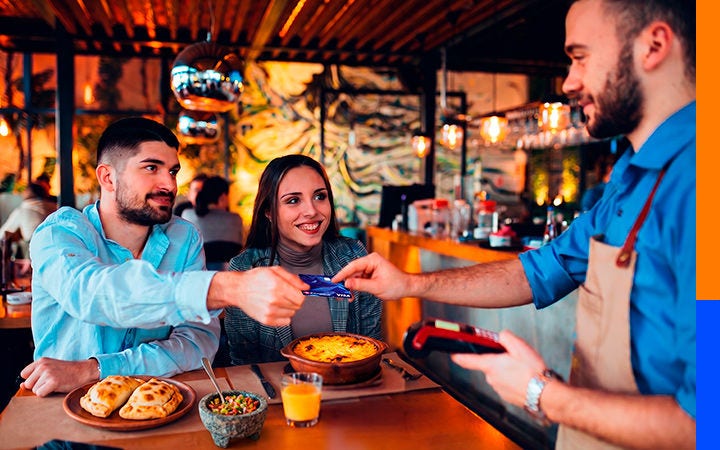 Personas comiendo