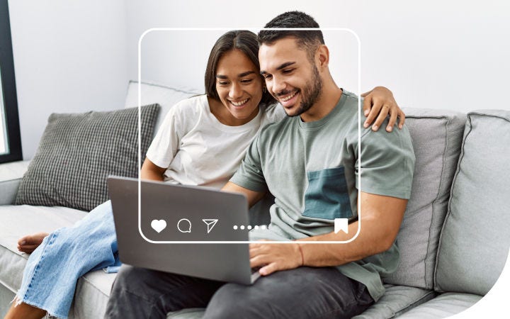 Mujer y hombre mirando un computador