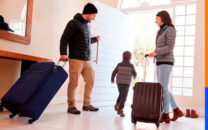 Familia aprestándose a viajar