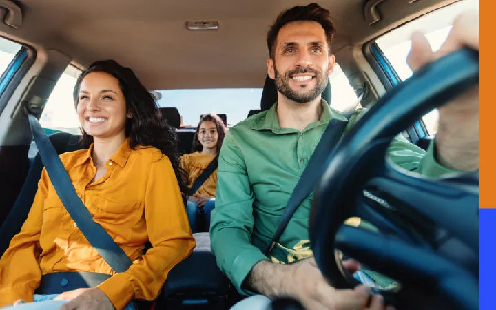 Familia en auto feliz