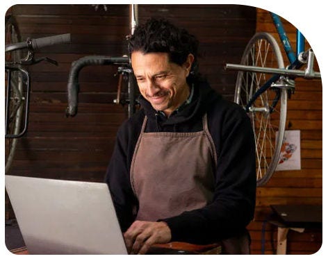 Hombre trabajando con notebook