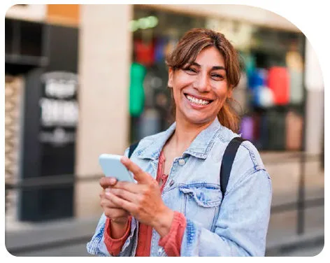Mujer mirando su celular