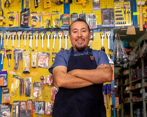 Retrato de hombre en su ferretería
