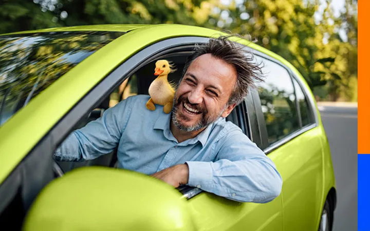 Hombre manejando auto