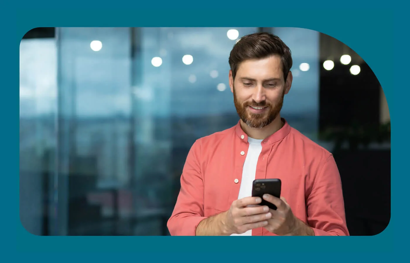 Hombre con celular pagando cuentas a través de canales digitales de BancoEstado