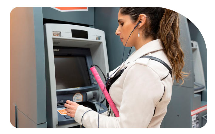 Mujer con discapacidad visual utilizando cajero automático audible BancoEstado