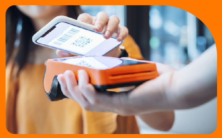 Mano pagando con celular en un POS