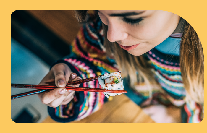 Mujer comiendo sushi