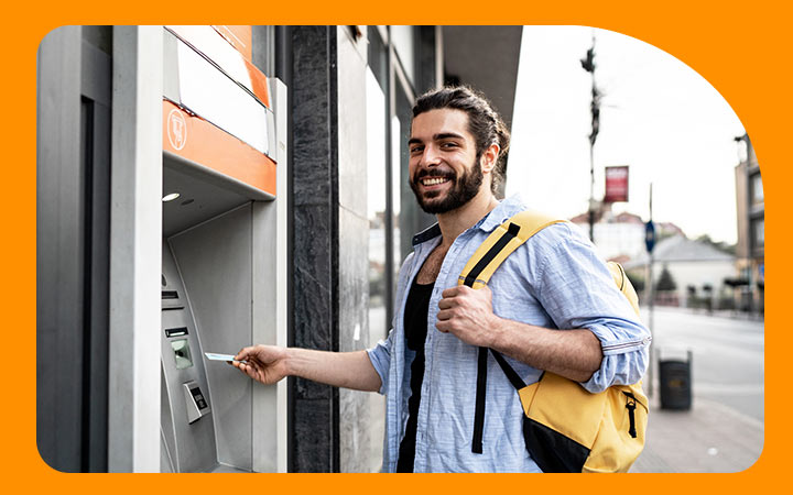 Hombre en cajero automático BancoEstado