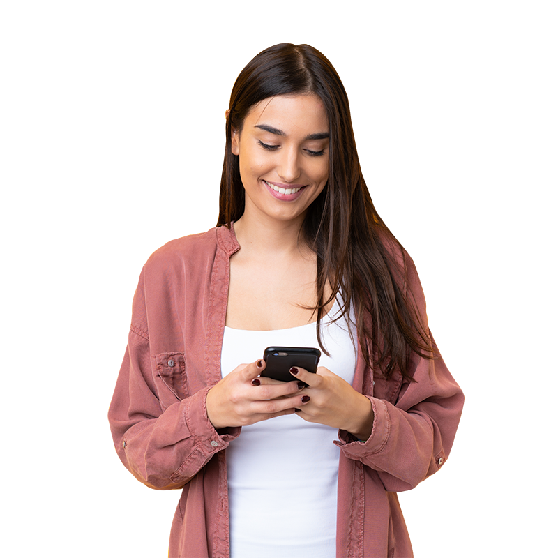 Mujer sonriendo mirando su celular
