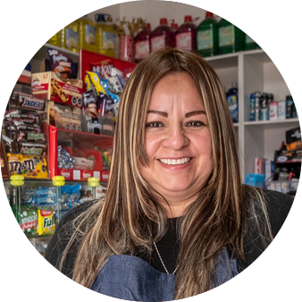 Mujer sonriendo en su local CajaVecina