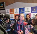 Vicepresidenta siendo entrevistada por periodistas en sala de prensa