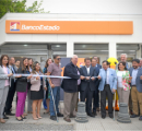 grupo de personas frente nueva sucursal en Maule