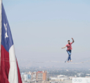 persona haciendo equilibrio sobre una cuerda