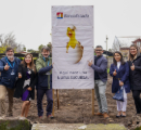 Personas posando en terreno de futura sucursal