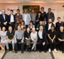 Grupo de personas en ceremonia de premiación