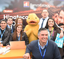 Equipo de BancoEstado con mascota institucional en evento Vuelve Hipotecazo