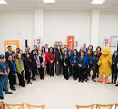 Grupo de colaboradores de BancoEstado con mascota institucional en evento corporativo