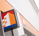 Fachada de sucursal BancoEstado con letreros institucionales