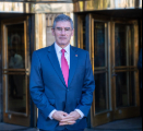 Mario Farren, presidente de BancoEstado, frente a puertas giratorias doradas