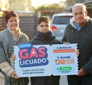 Familia sostiene cupón de gas licuado con acceso por BancoEstado y CajaVecina