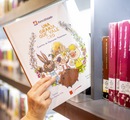 Libro de educación financiera de BancoEstado en una biblioteca.