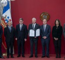 Autoridades presentan proyecto de ley junto a documento firmado