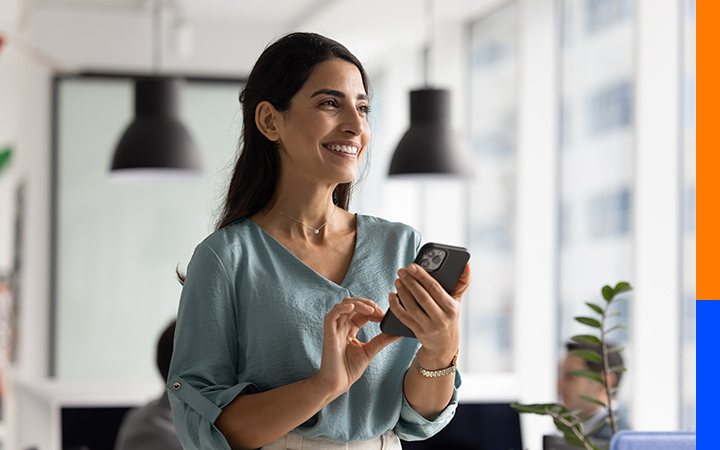 Mujer mirando su celular