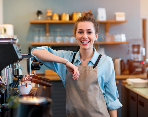 Retrato de barista en su cafetería