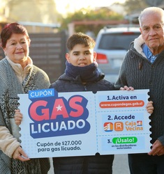 Familia sostiene cupón de gas licuado con acceso por BancoEstado y CajaVecina