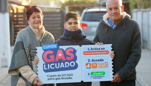 Familia sostiene cupón de gas licuado con acceso por BancoEstado y CajaVecina