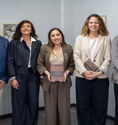 Representantes del Centro Cultural BancoEstado junto a obras de la nueva exposición en Valparaíso
