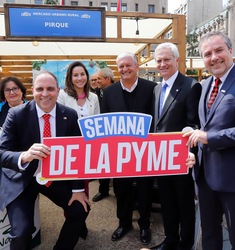 Autoridades participan en la Semana de la Pyme con letrero del evento.