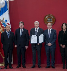 Autoridades presentan proyecto de ley junto a documento firmado