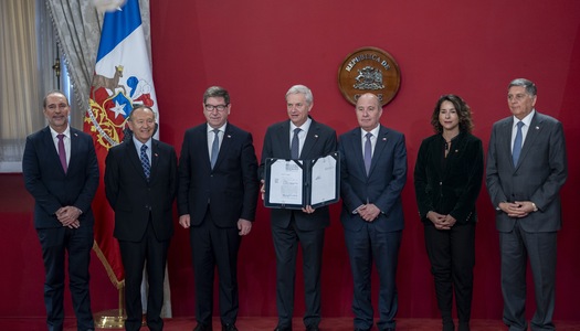 Autoridades presentan proyecto de ley junto a documento firmado
