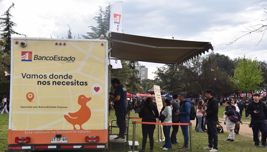 Módulo móvil de BancoEstado atiende a asistentes de la Parada Militar
